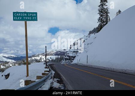 Neve a Carson Spur (altitudine 7990 piedi), Carson Pass Highway (SR 88), sopra Sierra Nevada, California, Stati Uniti Foto Stock