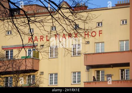 Der Karl Marx Hof a Vienna, eine riesige Wohnanlage aus der Zwischenkriegszeit - il Karl Marx Hof a Vienna, un enorme complesso residenziale dall'Inter Foto Stock