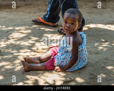 Ampasipohy, Nosy Be, Madagascar - Dicembre 19, 2015: Ritratto di un non ben identificato Madagascar bambino. Persone in Madagascar soffrono di povertà a causa della lenta Foto Stock