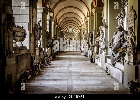 GENOVA, ITALIA - 2020 giugno: Corridoio con statue - inizio 1800 - in un cimitero cristiano-cattolico - Italia Foto Stock