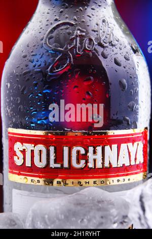 POZNAN, POL - 28 GENNAIO 2021: Bottiglia di Stolichnaya, popolare marchio di vodka russa fatto di grano e segale Foto Stock