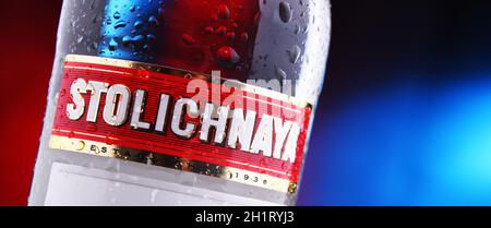 POZNAN, POL - 28 GENNAIO 2021: Bottiglia di Stolichnaya, popolare marchio di vodka russa fatto di grano e segale Foto Stock