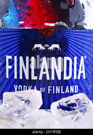 POZNAN, POL - 28 GENNAIO 2021: Bottiglia di Finlandia, un marchio di vodka finlandese di proprietà della Brown-Forman Corporation e distribuito in 135 paesi. Foto Stock
