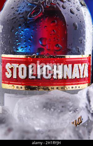 POZNAN, POL - 28 GENNAIO 2021: Bottiglia di Stolichnaya, popolare marchio di vodka russa fatto di grano e segale Foto Stock