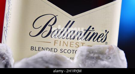 POZNAN, POL - 28 GENNAIO 2021: Bottiglia di Ballantine's, il secondo whisky di scotch più venduto al mondo, prodotto da Pernod Ricard a Dumbarton, Scozia Foto Stock