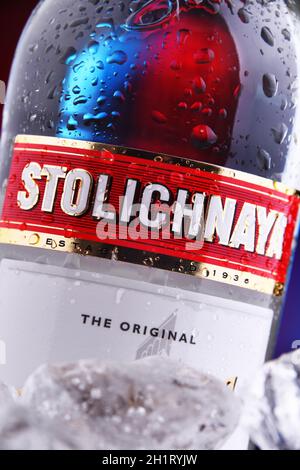 POZNAN, POL - 28 GENNAIO 2021: Bottiglia di Stolichnaya, popolare marchio di vodka russa fatto di grano e segale Foto Stock