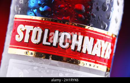 POZNAN, POL - 28 GENNAIO 2021: Bottiglia di Stolichnaya, popolare marchio di vodka russa fatto di grano e segale Foto Stock