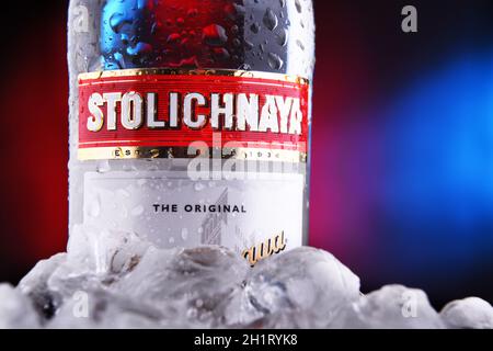 POZNAN, POL - 28 GENNAIO 2021: Bottiglia di Stolichnaya, popolare marchio di vodka russa fatto di grano e segale Foto Stock