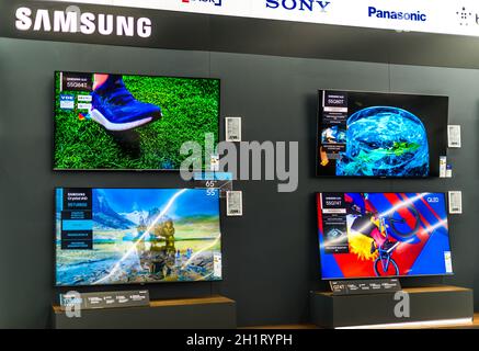 POZNAN, POL - 24 FEBBRAIO 2021: Televisori a schermo piatto moderni di Samsung messi in vendita in un negozio di elettronica Foto Stock