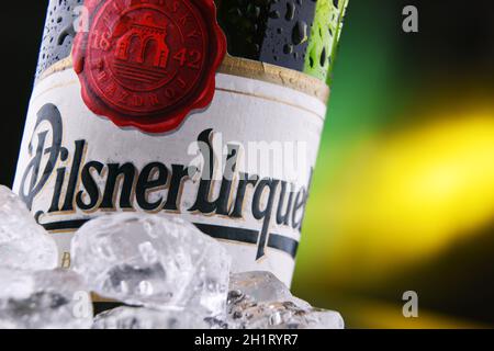 POZNAN, POL - 18 FEBBRAIO 2021: Bottiglia di Plzensky Prazdroj, la prima birra pilsner al mondo, meglio conosciuta con il suo nome tedesco Pilsner Urquell Foto Stock