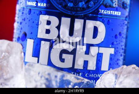 POZNAN, POL - 18 FEBBRAIO 2021: Bottiglia di birra Bud Light, una birra leggera americana, prodotta da Anheuser-Busch, introdotta nel 1982. Foto Stock