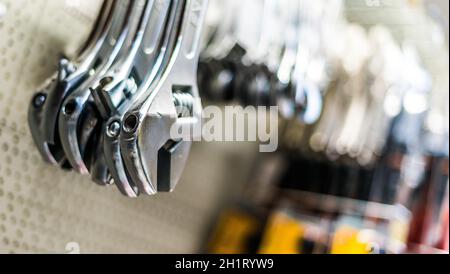 Strumenti messi in vendita in un negozio di hardware Foto Stock