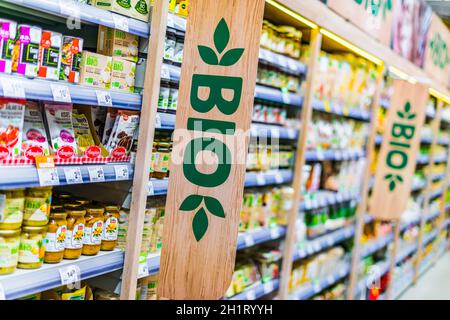 POZNAN, POL - 17 MARZO 2021: Vendita di prodotti bio-alimentari in un supermercato Foto Stock