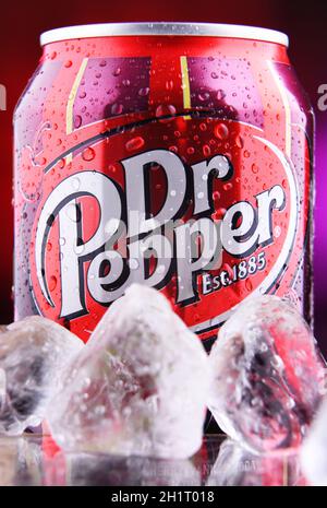 POZNAN, POLONIA - 25 FEBBRAIO 2021: Lattina di Dr Pepper, una bevanda analcolica gassata creata nel 1880 da Charles Alderton a Waco, Texas, USA Foto Stock