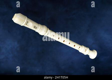 Registratore soprano in plastica bianco Yamaha YRS-24B con diteggiatura barocca Foto Stock