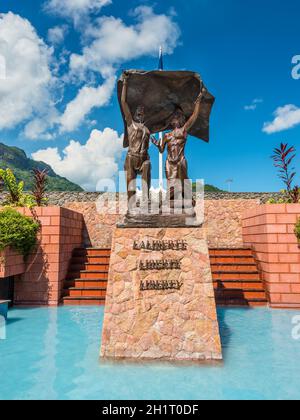 Victoria, Mahe, Seychelles - Dicembre 16, 2015: Progettato e realizzato dallo scultore Tom Bowers, il Monumento della Libertà commemora l'indipendenza dalla Gran Bretagna Foto Stock