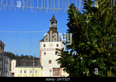 Der Stadtturm auf dem Stadtplatz in Vöcklabruck, Österreich, Europa - la torre della città sulla piazza della città di Voecklabruck, Austria, Europa Foto Stock