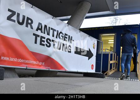 Corona-Teststation des Landes Oberösterreich a Gmunden, Österreich, Europa - Stazione di prova di Corona dello stato dell'Austria superiore a Gmunden, Austria, E. Foto Stock