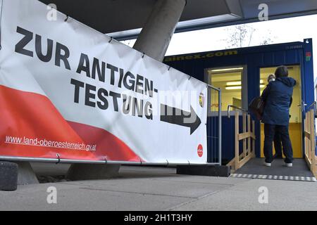 Corona-Teststation des Landes Oberösterreich a Gmunden, Österreich, Europa - Stazione di prova di Corona dello stato dell'Austria superiore a Gmunden, Austria, E. Foto Stock