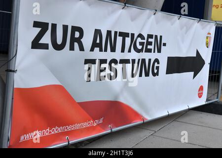 Corona-Teststation des Landes Oberösterreich a Gmunden, Österreich, Europa - Stazione di prova di Corona dello stato dell'Austria superiore a Gmunden, Austria, E. Foto Stock