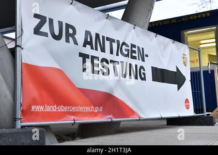 Corona-Teststation des Landes Oberösterreich a Gmunden, Österreich, Europa - Stazione di prova di Corona dello stato dell'Austria superiore a Gmunden, Austria, E. Foto Stock