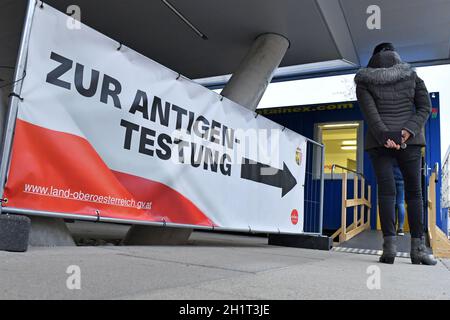 Corona-Teststation des Landes Oberösterreich a Gmunden, Österreich, Europa - Stazione di prova di Corona dello stato dell'Austria superiore a Gmunden, Austria, E. Foto Stock