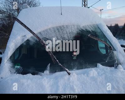 Wintereinbruch im Landkreis-Breisgau Hochschwarzwald. Nach fast frühsommerlichen Temperaturen brachte ein krasser Temperatursturz am Montag einen erne Foto Stock