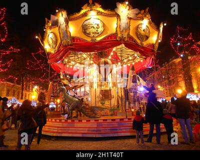 Karussell bei einem Weihnachtsmarkt a Brüssel Belgien - Carousel in un mercatino di Natale a Bruxelles Belgio Foto Stock