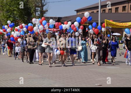 Slavyansk-su-Kuban, Russia - 1 Maggio 2018: Processione di studenti del collegio medico. Per celebrare il primo di maggio il giorno di primavera e del lavoro. Giorno di maggio Foto Stock