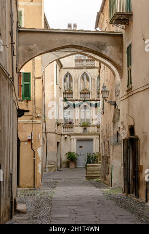 Scorcio dell'antica facciata di un palazzo su una stradina nel borgo medievale, girato a Finalborgo, in Liguria, Italia Foto Stock