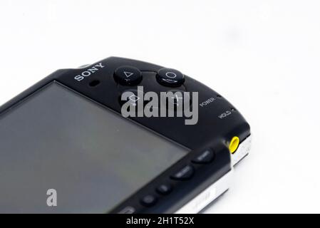 Roma, Italia, 9 aprile 2021: Vista laterale di un Sony PlayStation Portable (PSP). PSP è una console di gioco portatile sviluppata e commercializzata da Sony. Mobile ent Foto Stock