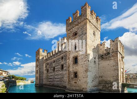 SIRMIONE, ITALIA - 29 SETTEMBRE 2018: Vista sul castello medievale di Rocca Scaligera nella città di Sirmione sul lago di Garda. Foto Stock