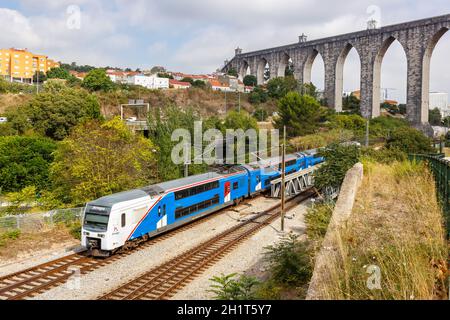 Lisbona, Portogallo - 24 settembre 2021: Treno ferroviario di Fertagus all'acquedotto Aqueduto das Aguas Livres a Lisbona Lisboa, Portogallo. Foto Stock