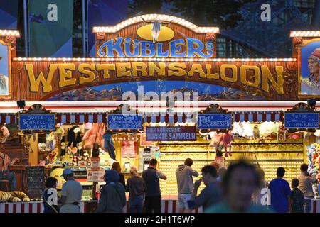 Schießbude in der Reihe 'Sammer in der Stadt' in München anstatt des abgesagten Oktoberfestes - Galleria di tiro nella serie 'Sammer in the City' in Foto Stock