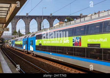 Lisbona, Portogallo - 24 settembre 2021: Treno ferroviario di Fertagus all'acquedotto Aqueduto das Aguas Livres a Lisbona Lisboa, Portogallo. Foto Stock