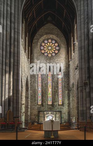 Killarney, Irlanda, agosto 2019 interno, altare closeup e vetrate colorate dietro di esso nella sala laterale della Cattedrale di St. Marys Foto Stock