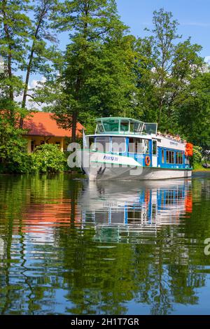 Masuria, Polonia - 24 giugno 2020: Nave da crociera che lascia la Lock (navigazione in acqua) Guzianka sui laghi Masuriani Foto Stock