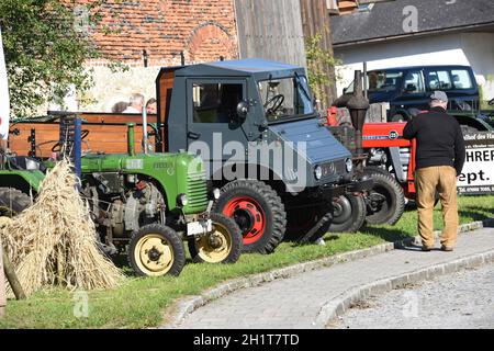 Oldtimer-Traktor-Treffen a Neukirchen, Vöcklabruck, Österreich, Europa - incontro dei trattori d'epoca a Neukirchen, Vöcklabruck, Österreich, Europa Foto Stock