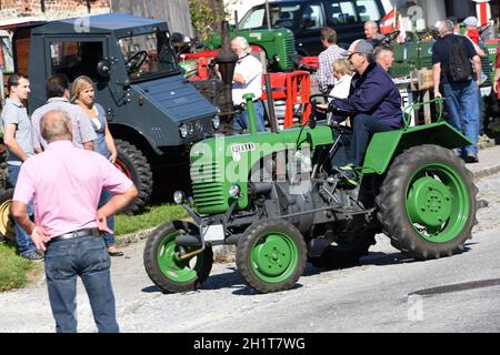 Oldtimer-Traktor-Treffen a Neukirchen, Vöcklabruck, Österreich, Europa - incontro dei trattori d'epoca a Neukirchen, Vöcklabruck, Österreich, Europa Foto Stock