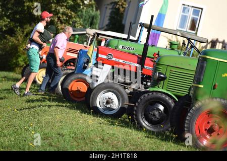 Oldtimer-Traktor-Treffen a Neukirchen, Vöcklabruck, Österreich, Europa - incontro dei trattori d'epoca a Neukirchen, Vöcklabruck, Österreich, Europa Foto Stock