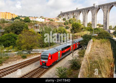 Lisbona, Portogallo - 24 settembre 2021: Ferrovia ferroviaria all'acquedotto Aqueduto das Aguas Livres a Lisbona Lisboa, Portogallo. Foto Stock