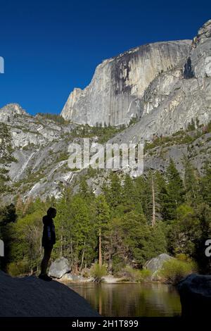 Persona dalla faccia nord-ovest di Half Dome, Mirror Lake, Tenaya Canyon, Yosemite National Park, California, Stati Uniti. Foto Stock