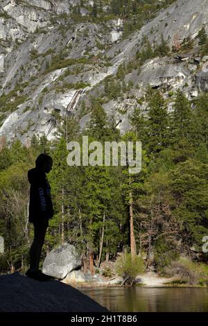 Persona dalla faccia nord-ovest di Half Dome, Mirror Lake, Tenaya Canyon, Yosemite National Park, California, Stati Uniti. Foto Stock