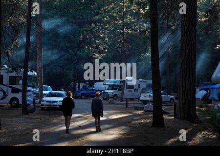 Persone a Upper Pines Campground, Yosemite Valley, Yosemite National Park, California, Stati Uniti (modello rilasciato). Foto Stock