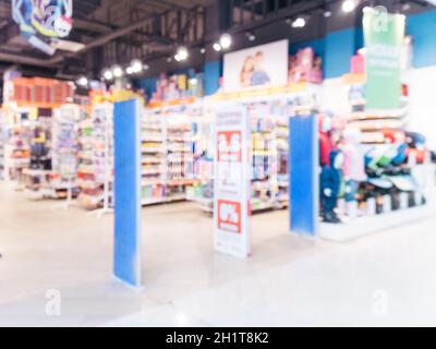 Sfocato di bambini negozio di giocattoli sfondo con bokhe. Area di ingresso del giocattolo per bambini shop Foto Stock