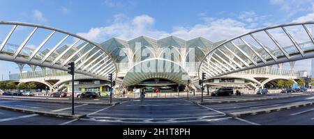 Lisbona, Portogallo - 25 settembre 2021: Lisbona Lisboa Oriente stazione ferroviaria architettura moderna in Portogallo. Foto Stock