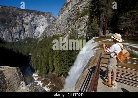 Tourist at Vernal Fall on the Mist Trail, Yosemite National Park, California, Stati Uniti. Foto Stock