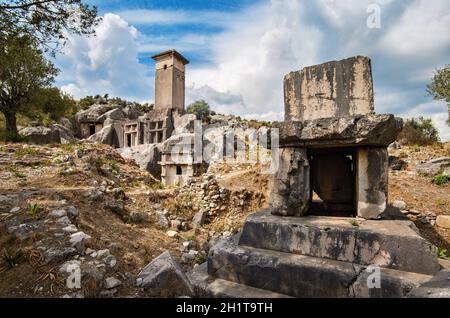 Tombe nella città antica di Xanthos, la capitale di Lycia. Kinik villaggio, tra Fethiye e Kas, Turchia. Foto Stock