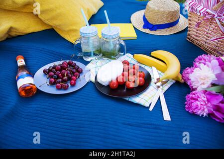 Luminose picnic in natura - bello e luminoso il cibo Foto Stock