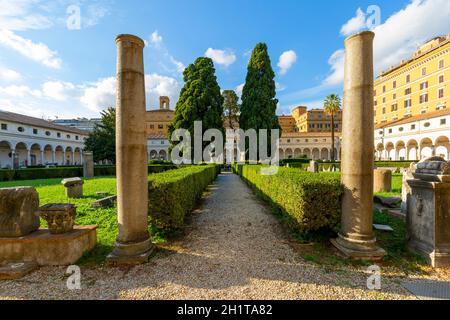 Roma, Italia - 10 ottobre 2020: Giardino del XVI secolo, Chiostro di Michelangelo alle Terme di Diocleziano del III secolo, Museo Nazionale Romano Foto Stock